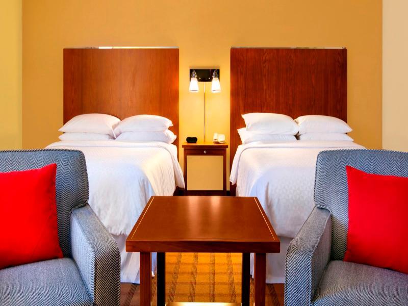 Four Points By Sheraton Victoria Gateway Лангфорд Экстерьер фото