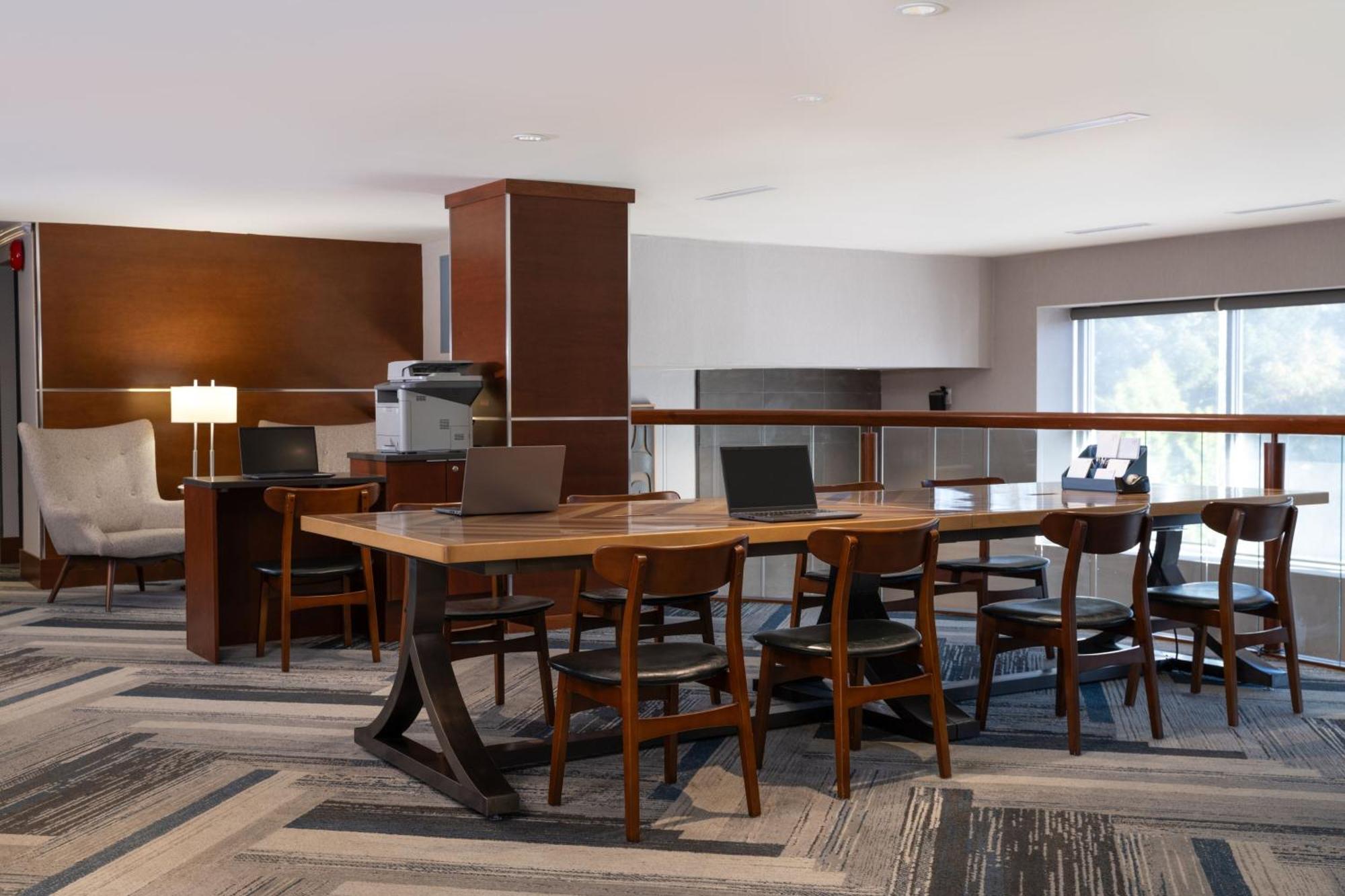 Four Points By Sheraton Victoria Gateway Лангфорд Экстерьер фото